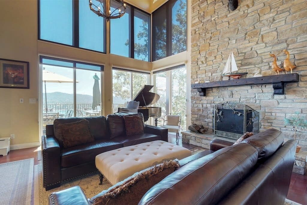 Una televisión, una chimenea