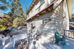 Outdoor dining - Dog-Friendly home near skiing & hiking trails with fireplace & views from deck (Lake Arrowhead)