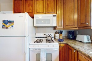 Fridge, microwave, oven, stovetop - Dog-Friendly home near skiing & hiking trails with fireplace & views from deck (Lake Arrowhead)