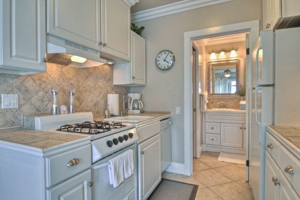 Coffee/tea maker, fridge, microwave, oven