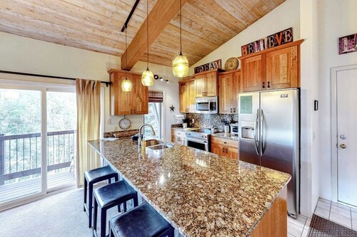 Spacious condo with fireplace & balcony