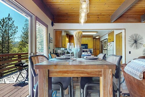 Dog-OK Retreat W/ Fireplace, Deck, Lake Access, Foosball & Ice Cream Maker