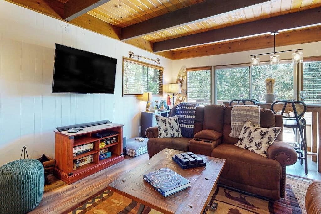 Televisión, chimenea, reproductor de DVD y futbolito 