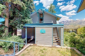 A building with a balcony, a staircase leading to the entrance, and a sign indicating 'Building B.' - Ski-in/ski-out condo with on-site spa, balcony, fireplace & lake views (Durango)