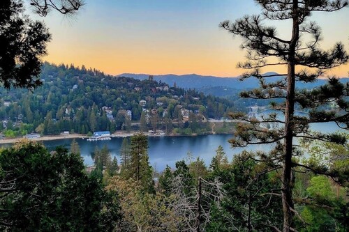 Stunning Lake view 3BD w/hot tub,  3 decks, AC, fireplace & game room