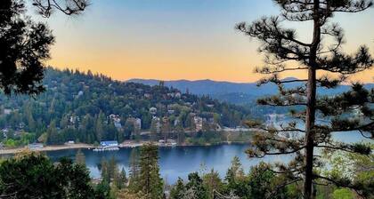 Stunning Lake view 3BD w/hot tub, 3 decks, AC, fireplace & game room