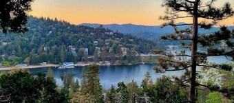 Stunning Lake view 3BD w/hot tub, 3 decks, AC, fireplace & game room
