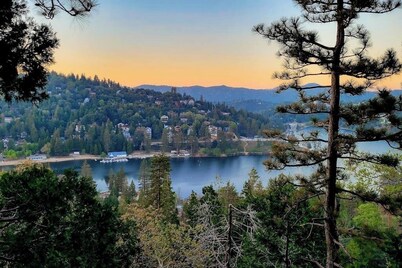 Stunning Lake view 3BD w/hot tub, 3 decks, AC, fireplace & game room