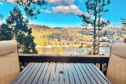 Stunning Lake view 3BD w/hot tub, 3 decks, AC, fireplace & game room