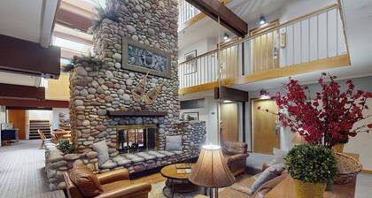 Main St. studio - pool & hot tub - walk to lifts, dog-friendly, ground-floor