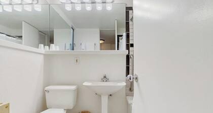 Main St. studio - pool & hot tub - walk to lifts, dog-friendly, ground-floor