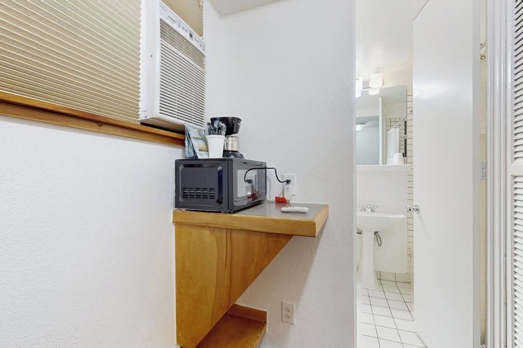 Une salle de bain avec un lavabo, un miroir et des toilettes.