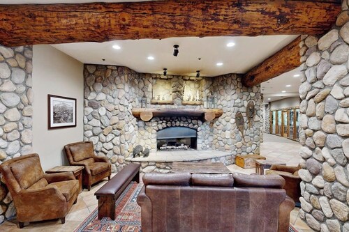 Slope access with mtn views, in/outdoor pools, hot tub, sauna, gym