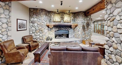 Slope access with mtn views, in/outdoor pools, hot tub, sauna, gym