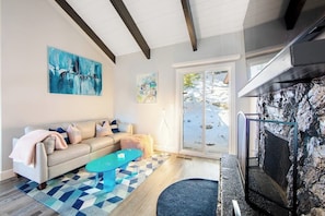 Ein Wohnzimmer mit einer Couch, einem Couchtisch und Kunstwerken an der Wand.