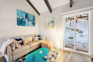 Ein Wohnzimmer mit einer Couch, einem Couchtisch und Bildern an der Wand.