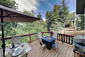 Outdoor dining - Beautiful home W/ Lake Access, Decks, Fire pit, Papoose Lake views, & EV Charger (Lake Arrowhead)