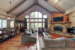 Fernseher, Kamin, Tischfußball