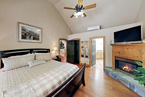 Room - Beautiful home W/ Lake Access, Decks, Fire pit, Papoose Lake views, & EV Charger (Lake Arrowhead)