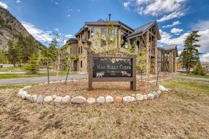 A sign for Mae Belle Creek Townhomes with a view of a multi-story building. - New condo with fireplace - walk to dining & shopping, bus to slopes (Frisco)