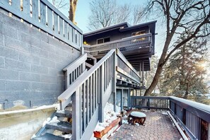 Property grounds - Modern farmhouse cabin w/multiple decks, a fireplace & A/C-close to outdoor fun (Crestline)