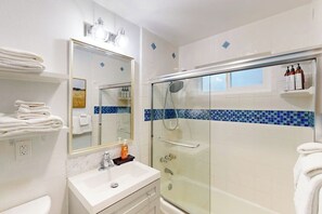 Shower, hair dryer, towels - Modern farmhouse cabin w/multiple decks, a fireplace & A/C-close to outdoor fun (Crestline)