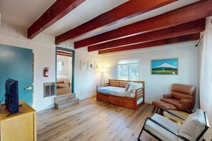2 bedrooms, iron/ironing board, free WiFi, bed sheets - Modern farmhouse cabin w/multiple decks, a fireplace & A/C-close to outdoor fun (Crestline)