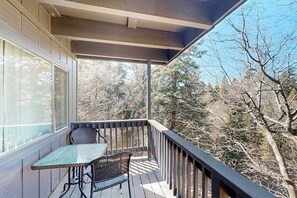Outdoor dining - Modern farmhouse cabin w/multiple decks, a fireplace & A/C-close to outdoor fun (Crestline)