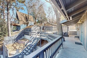 Property grounds - Modern farmhouse cabin w/multiple decks, a fireplace & A/C-close to outdoor fun (Crestline)