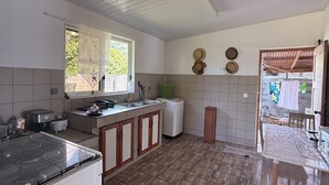 Keittiössä on liesi, pesuallas ja ikkuna.