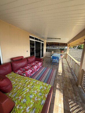 Outdoor dining - Fare Holidays Raiatea (Avera, Raiatea)