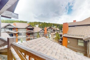 Property grounds - Top-floor condo with balcony, mountain views & hot tubs - walk to lifts (Copper Mountain)
