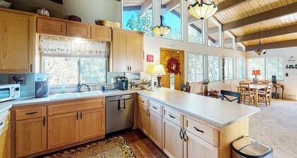 Tranquil dog-friendly cabin with fireplace, kitchen, balcony, grill, & patio