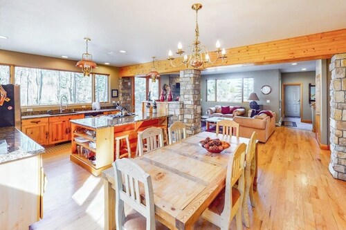 Large Lodge-Style Home Near Ski Resorts w/Private W/D - Dog Friendly