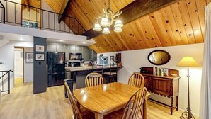 Ein großzügiger Loft-Raum mit Essbereich, Küche und einer erhöhten Zwischenebene.