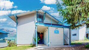 Un edificio con un acceso cubierto, una escalera y un cartel que indica 'Building E'.