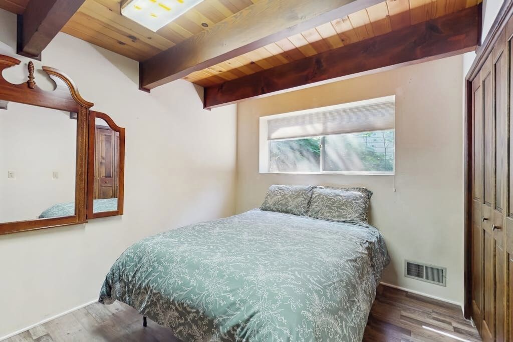 2 bedrooms, desk, free WiFi, bed sheets