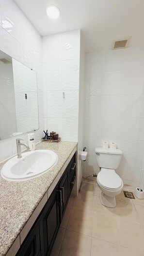 Shower, hair dryer, towels, soap - [파노라마 오션뷰] 좀티엔 비치 바로 앞,  럭셔리 스튜디오 View Talay 5C (Muang Pattaya)