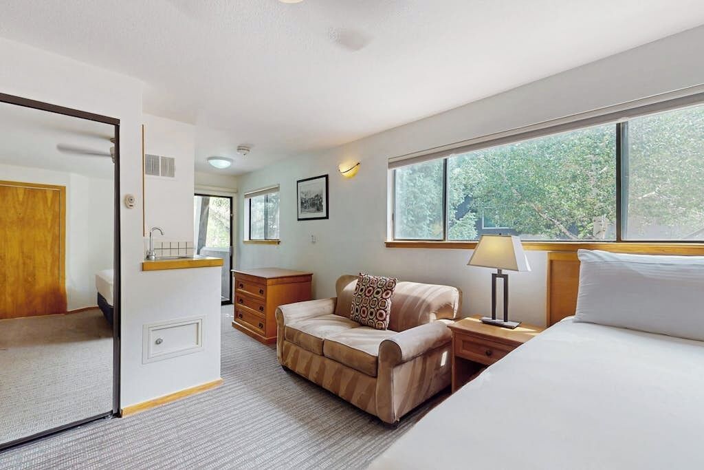 Iron/ironing board, travel crib, free WiFi, bed sheets