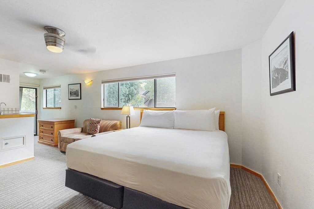 Iron/ironing board, travel crib, WiFi (free), bed sheets