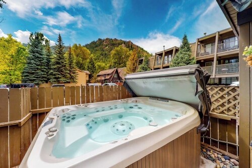 Private balcony room on Main St - pool & hot tub - walk to lifts, dog-friendly
