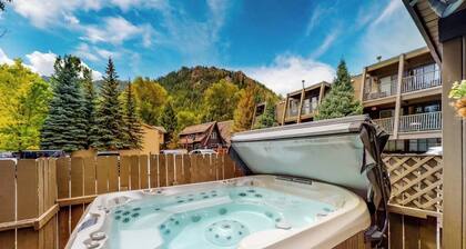 Private balcony room on Main St - pool & hot tub - walk to lifts, dog-friendly