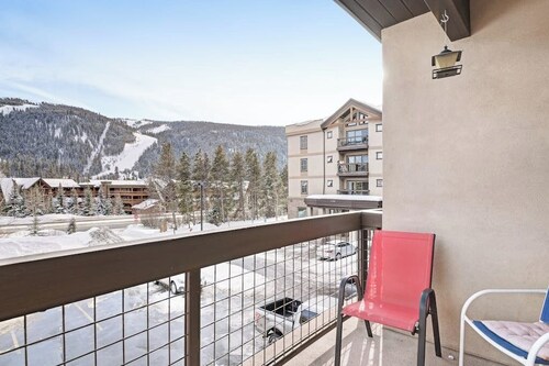 Mountain view condo with a shared pool, hot tub, & gym - shuttle to lifts