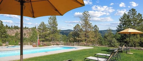 Una piscina cubierta, una piscina climatizada