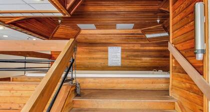 King Center Village lock-off w/ shared hot tub, on rec trail, walk to lift