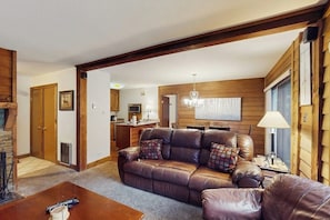 Ein gemütliches Wohnzimmer mit einem Ledersofa, einem Couchtisch und einem Kamin.
