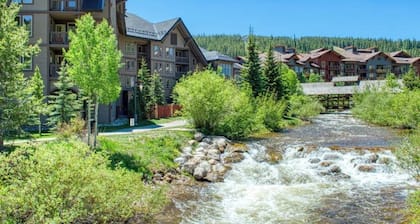 Stylish townhouse with mountain and golf views, shared hot tub, and balconies