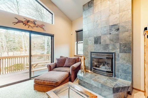 Four-story home w/furnished deck, gas fireplace, and private washer/dryer