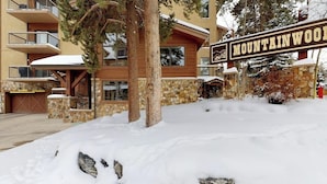 A snow-covered outdoor area with a sign reading 'MOUNTAINWOOD.' - Cozy, comfortable condo with pool & hot tubs - walk to lifts & Main Street (Breckenridge)