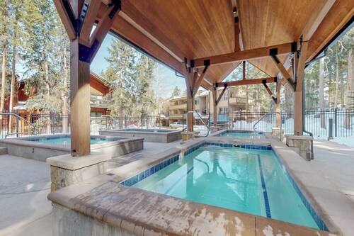 Cozy, comfortable condo with pool & hot tubs - walk to lifts & Main Street